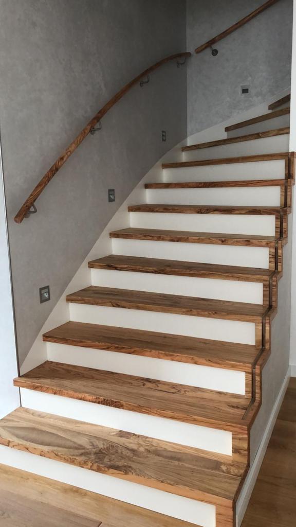 Mit unserem Olivenholz Starkfurnier lassen sich auch alte Treppenstufen neu veredeln
