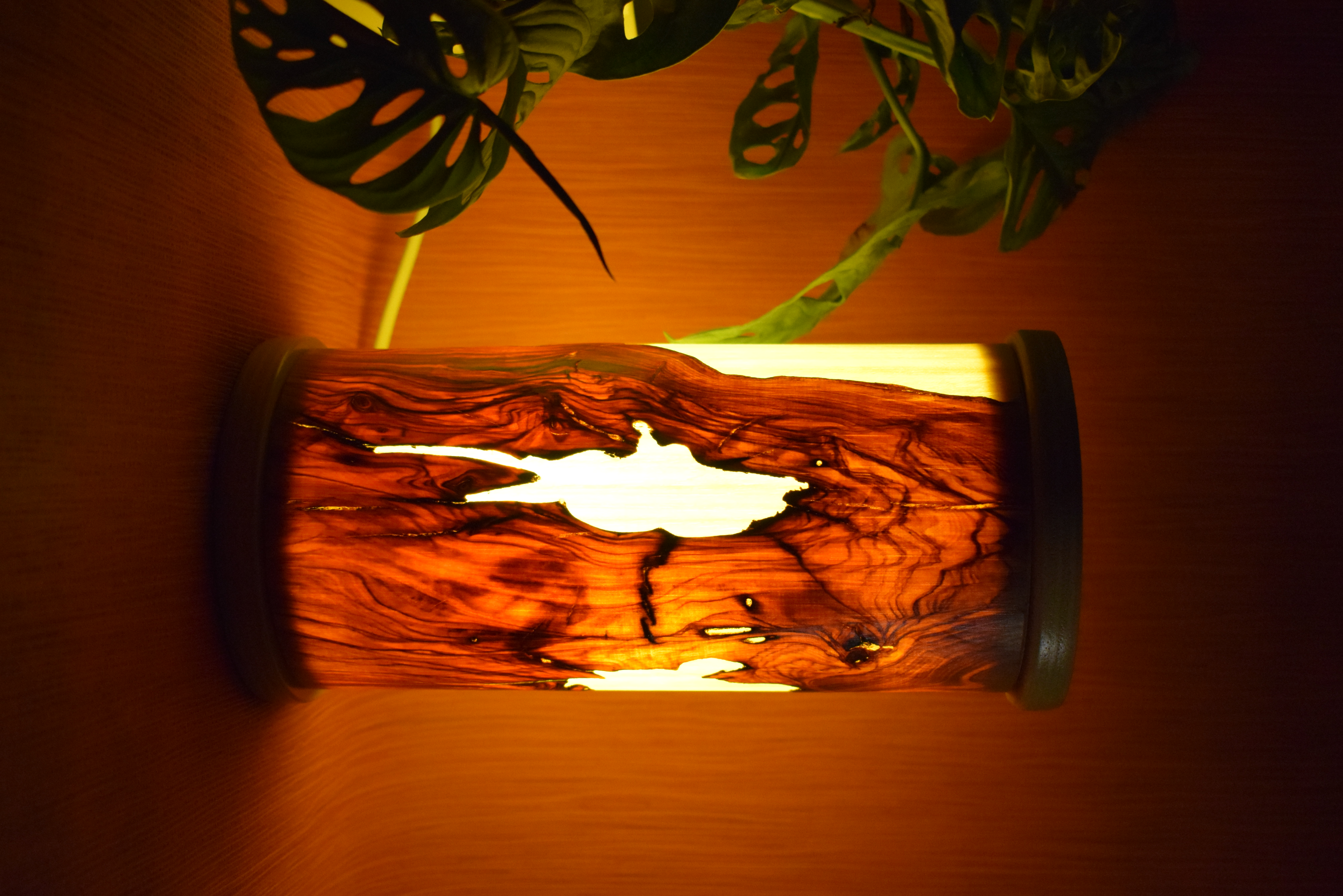 Designer Nachttischlampe mit Olivenholz Relief L03
